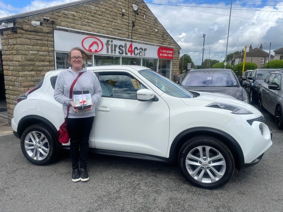 Laura from Leeds collecting her new Nissan Juke.