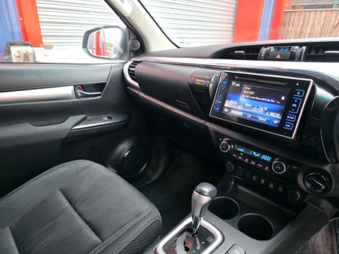 Toyota Hilux INVINCIBLE 4WD D-4D DCB AUTO 11