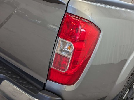 Nissan Navara 2.3 Navara Tekna dCi 4WD 5dr 42
