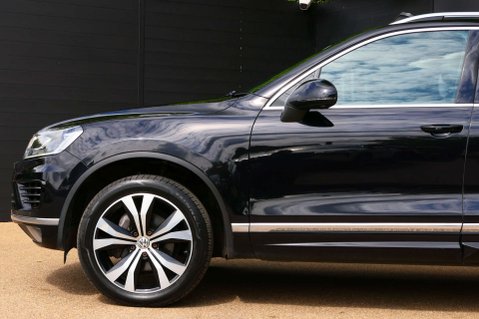 Volkswagen Touareg 3.0 Touareg V6 R-Line TDI BlueMotion Technology Auto 4WD 5dr 9