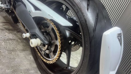 Triumph Street Triple 2014 27K NEW MOT SERVICED SCORPION EXHAUST NAKED 675CC TRIPLE 7