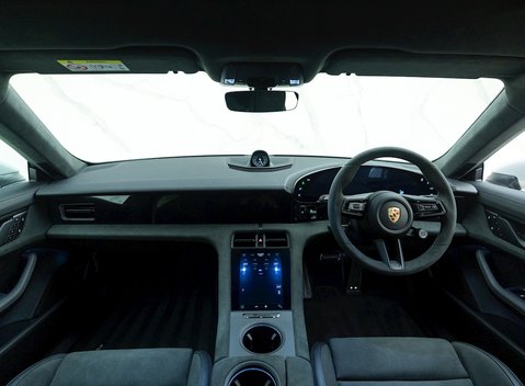 Porsche Taycan GTS Sport Turismo 16