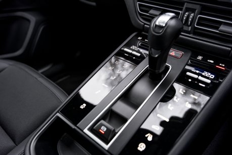 Porsche Macan S PDK. PANO ROOF. BOSE SOUND SYSTEM. HEATED FRONT SEATS. REVERSING CAMERA. 21