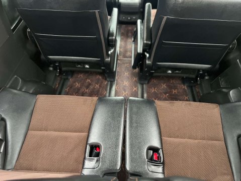 Toyota Alphard GOLDEN EYES II V6 35