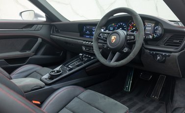 Porsche 911 Targa 4 GTS (992) 16