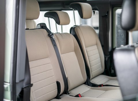 Land Rover Defender 110 Heritage 13