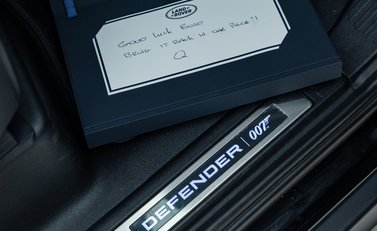 Land Rover Defender 110 V8 Bond Edition 31