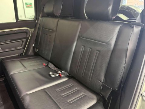 Land Rover Defender 3.0 D250 MHEV S Hard Top SUV 5dr Diesel Auto 4WD MWB Euro 6 (s/s) (250 ps) 39