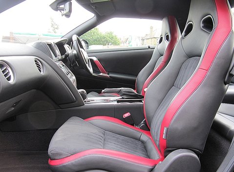 Nissan GT-R Premium Edition 13