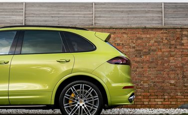 Porsche Cayenne Turbo S 24