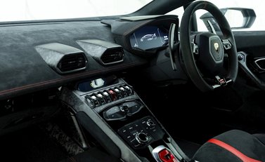 Lamborghini Huracan LP640-4 Performante 13
