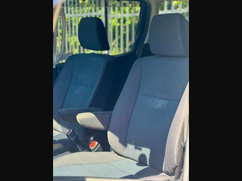 Toyota Noah Hybrid 1.8 43