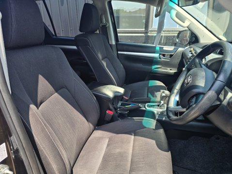 Toyota Hilux INVINCIBLE 4WD D-4D DCB 10