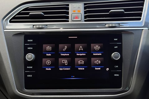 Volkswagen Tiguan R-LINE TDI DSG - RARE LEATHER INTERIOR - APPLE CAR PLAY -CAMERA 49