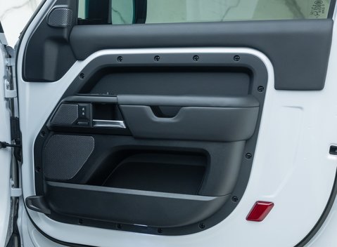 Land Rover Defender 90 V8 P525 URBAN 28