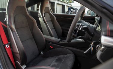 Porsche 911 (991.2) Carrera 4 GTS 12