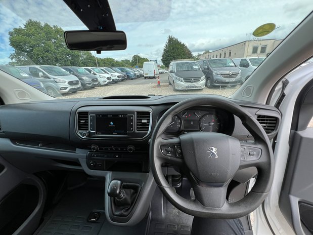 Peugeot Expert MWB L2H1 Professional 2700 Air Con Sensors Tow Bar EURO 6 NO VAT 46