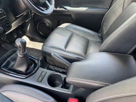 Toyota Hilux INVINCIBLE X 4WD D-4D DCB 33