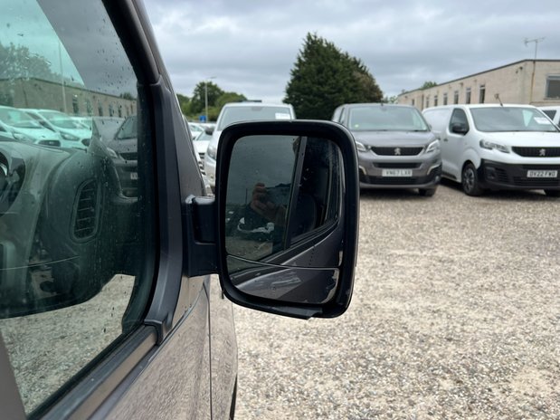 Renault Trafic LWB L2H1 Low Roof Sport 296 Air Con Nav Sensors EU 17