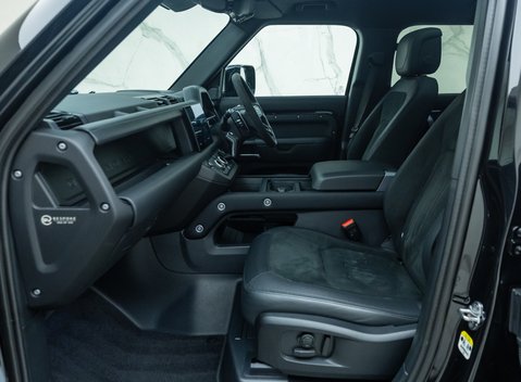 Land Rover Defender 110 V8 Bond Edition 19