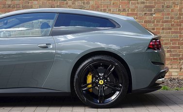 Ferrari GTC4 Lusso 10