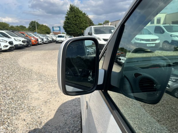Volkswagen Caddy AUTO SWB L1H1 Low Roof Highline Air Con Sensors Tow Bar NO VAT 19