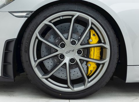Porsche 718 Cayman GT4 8