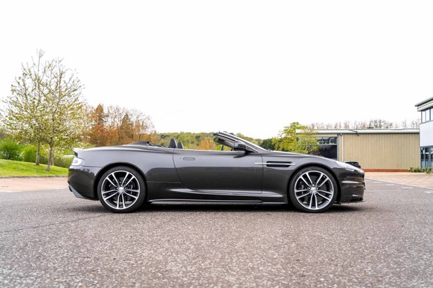 Aston Martin DBS V12 VOLANTE. FULL ASH. CARBON EXT. CERAMIC BRAKES. BANG & OLUFSEN. 1