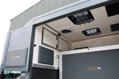 Renault Master DEMO MODEL 3.5 TON ADVANCE 150 AUTO STALLION BUILD SEEKER HORSEBOX REAR BED 17