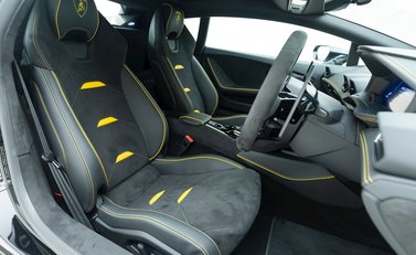 Lamborghini Huracan LP640-2 Tecnica 8