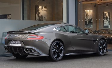 Aston Martin Vanquish S 4