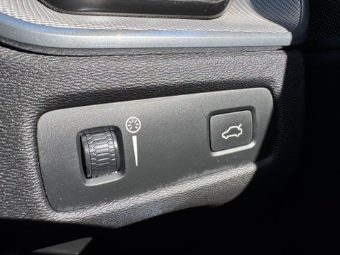 Volvo XC60 2.0 D5 PowerPulse R-Design Auto AWD Euro 6 (s/s) 5dr 36