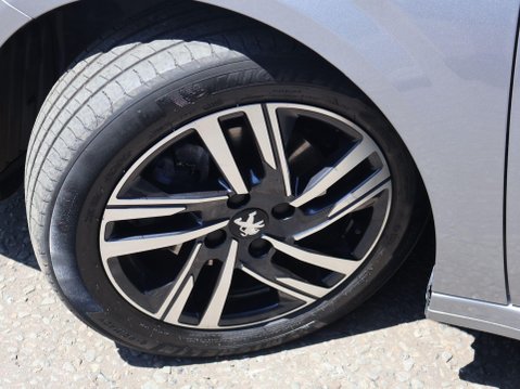 Peugeot 208 1.2 PureTech Allure Premium + EAT Euro 6 (s/s) 5dr 32