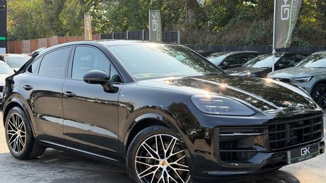 Porsche Cayenne V6 E-HYBRID BLACK EDITION -MATRIX LEDS -360 CAMS -WHITE LEATHER INTERIOR 