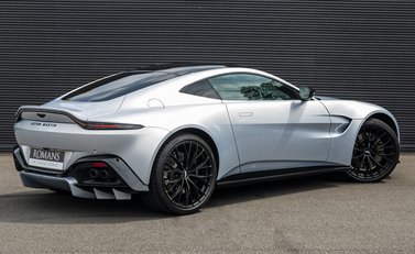 Aston Martin V8 Vantage 4