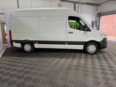 Mercedes-Benz Sprinter 2.0 Sprinter 315 Premium CDI MWB RWD 3