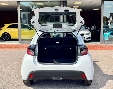 Toyota Yaris ICON HEV CVT 64