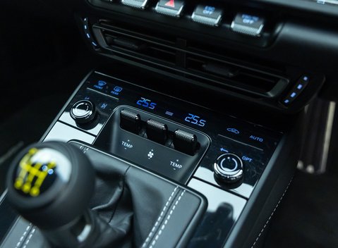 Porsche 911 GT3 TOURING (992) 23