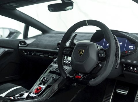 Lamborghini Huracan LP640-4 Performante 9