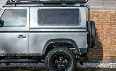 Land Rover Defender 90 TD XS Station Wagon 32