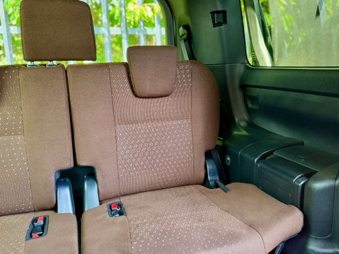 Toyota Noah Hybrid G 73