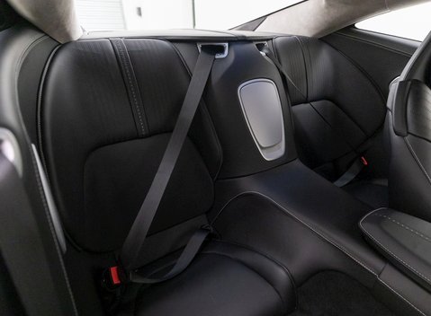 Aston Martin DB11 V8 12