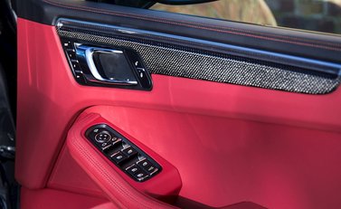 Porsche Macan Turbo 19