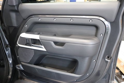 Land Rover Defender 110 2023 D300 HARD TOP X-DYNAMIC  25