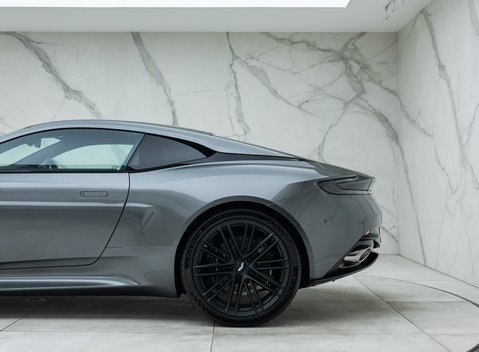 Aston Martin DB12 V8 33