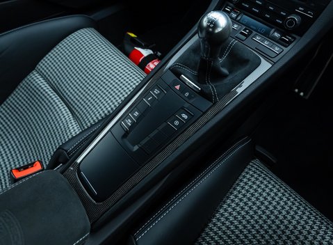 Porsche Cayman GT4 (718) 25