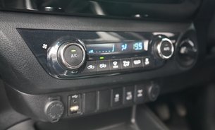 Toyota Hilux INVINCIBLE 4WD D-4D DCB FSH Fresh MOT Recent New Rear Tyres Tow Bar 1 Owner 30