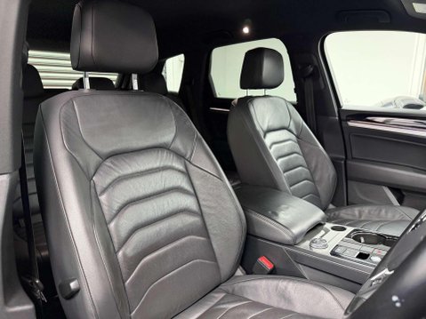 Volkswagen Touareg 3.0 TDI V6 R-Line SUV 5dr Diesel Tiptronic 4Motion Euro 6 (s/s) (286 ps) 30