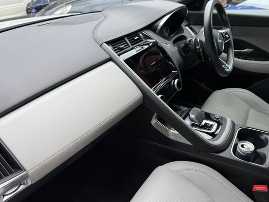 Jaguar E-Pace 2.0 R-DYNAMIC BLACK MHEV 