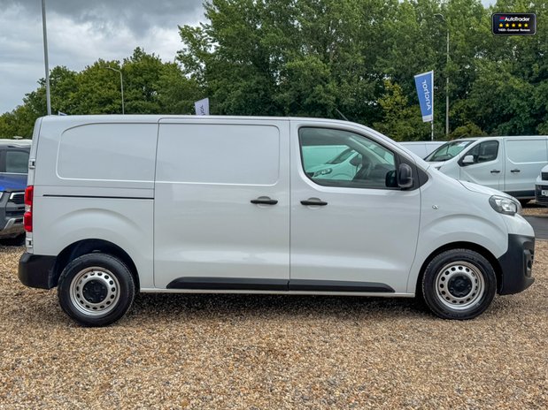 Peugeot Expert MWB L2H1 Bluehdi Professional Premium Plus Air Con Cruise SELECT 40
